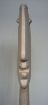 kopf mit zopf von vorn | terracotta, engobe | 48 cm